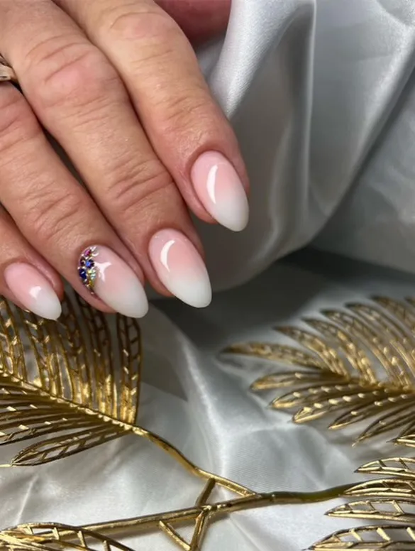 Elegant nagelförlägning med diamanter i Ängelholm